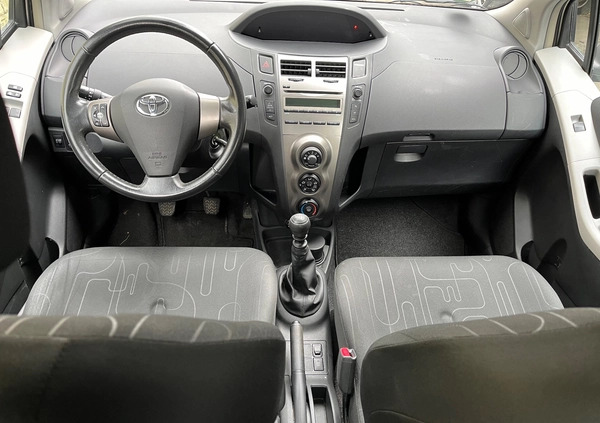 Toyota Yaris cena 23600 przebieg: 164500, rok produkcji 2010 z Racibórz małe 106